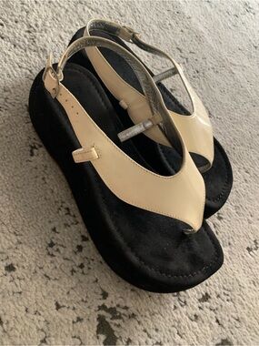 Bernardo Cream Patent Slingback Thong Sandals with Black Footbed